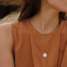 Load image into Gallery viewer, Splendid gold necklace with a fine porcelain pendant with pure gold detail.