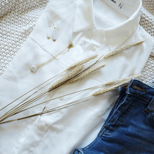 Load image into Gallery viewer, Outfit idea: white and gold jewellery set, matching white blouse and jeans. Casual outfit for work with porcelain accessories. 