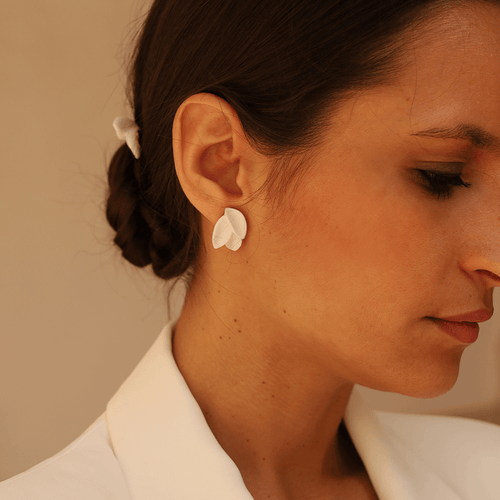 Beautiful bridal earrings featuring delicate craftsmanship, perfect for adding a touch of glamour and sophistication to the bride's ensemble.